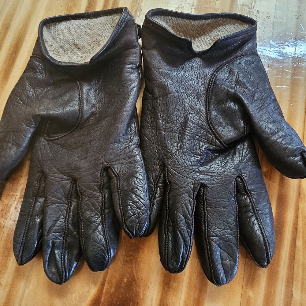 COACH leather and cashmere gloves with matching scarf. - Picture 2 of 3